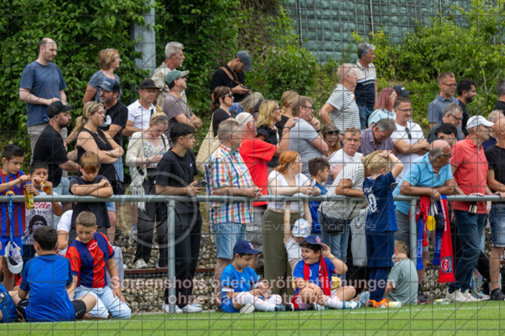 20250706_160433_1240 | #,TSG Salach (blau) vs. 1.FC Heidenheim (rot), Fußball, Freundschaftsspiel - WfV, Saison 2025/2026, Rasensportplatz, Staufenecker Str. 41, 73084 Salach, 06.07.2025 - 15:30 Uhr,Foto: PhotoPeet-Sportfotografie/Peter Harich