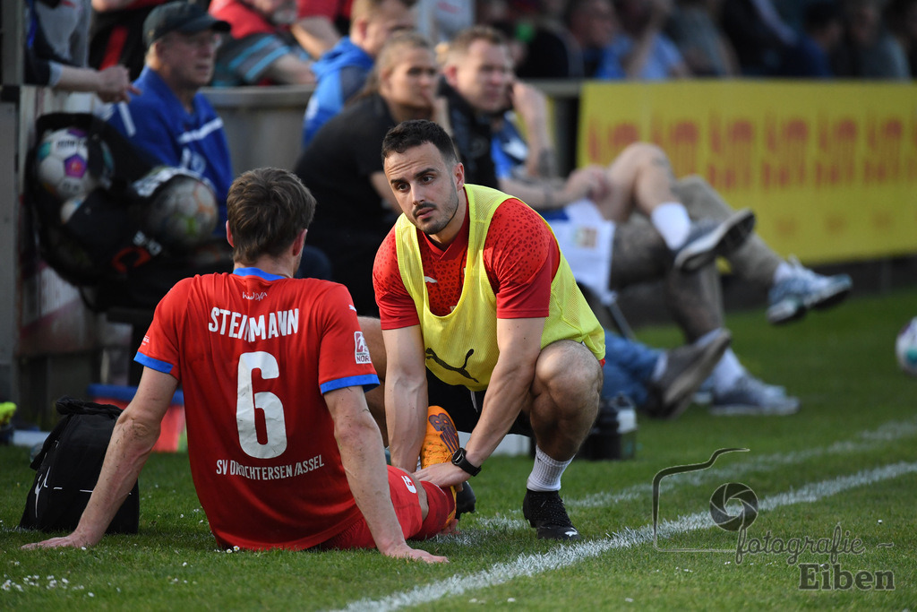 SSV Jeddeloh-SV Drochtersen/Assel | Herren Regionalliga; SSV Jeddeloh (blau)-SV Drochtersen/Assel (rot) am 30.04.2024; in Jeddeloh (53-Acht Arena), Photo: Philip Eiben 2024 - Realized with Pictrs.com