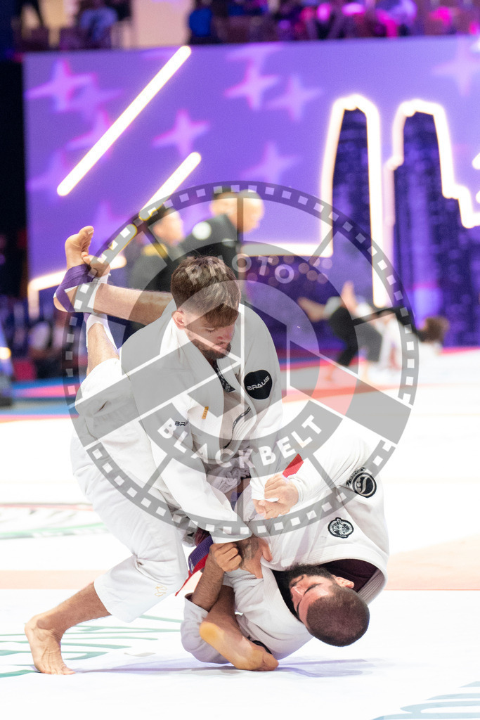 20231109PBB5173 | Fighters compete during the AJP World Professional Championship in the Mubadala Arena in Abu Dhabi, Arab United Emirates, on November 9, 2023.