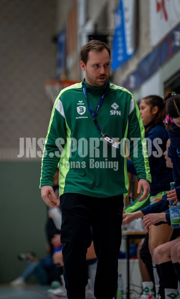 Handball I Frauen I Saison 2025-2026 I 3. Liga Staffel Nord I 10. Spieltag I SC SFN Vechta - HSG Blomberg-Lippe II I 0107 | Voller Fokus beim Trainer Simon Schreiner (SC SFN Vechta) - Realisiert mit Pictrs.com
