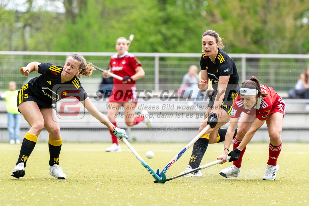 HK_20240407_100143 | 1. Bundesliga Hockey Damen Rot-Weiss Köln - Harvestehuder THC am 7.4.2024 Rot-Weiss Köln, Köln , Emma Boermanns ( Rot-Weiss Köln #33 ) , Landshut Emilia ( Harvestehuder THC #5 )