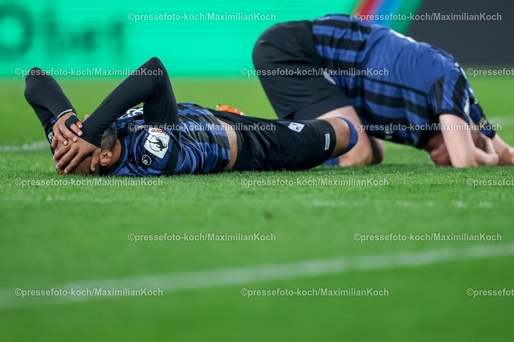 RWE04032601045 | 2026.03.04, Fußball, 3.Liga Herren, Rot-Weiss Essen -  SV Waldhof Mannheim, Stadion Hafenstraße, 27.Spieltag, Saison 2025 / 2026: Strafraumaktion Terrence Boyd (Waldhof Mannheim #13) und Niklas Hoffmann (Waldhof Mannheim #06) stoßen mit dem Kopf beim Kopfball zusammen  und liegen enttäuscht Enttäuschung auf dem Spielfeld DFB regulations prohibit any use of photographs as image sequences and or quasi-video.