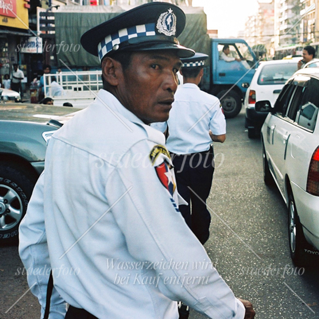 Polizist_von_hinten | Der Fotograf für Portraitfotografie aus Berlin | staederfoto.de - Realisiert mit Pictrs.com