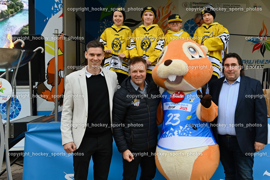 European Youth Olympic Festival EYOF 2023 Pressekonferenz | Jugendspieler EC Hornets Spittal, Olympisches Feuer, Maskottchen European Youth Olympic Festival EYOF 2023, Österreichischer Nationaltrainer U14 Damen SIUTZ Philip, Kärntner Eishockey Präsident Michael HERZOG-LÖSCHNIG, Generalmanager ÖEHv Damen Martin Kogler