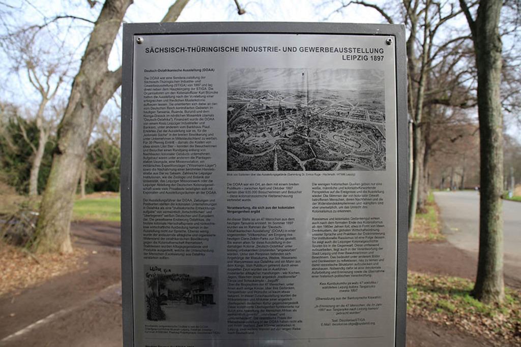 Foto: Leipzig - Stele - Sächsisch-Thüringische Industrie- und Gewerbeausstellung | Das Team hinter BILDLEXIKON LEIPZIG bündelt historische wie aktuelle Informationen über die Stadt Leipzig in Text und Bild auf einer Plattform und stellt diese der interessierten Öffentlichkeit zur Verfügung.