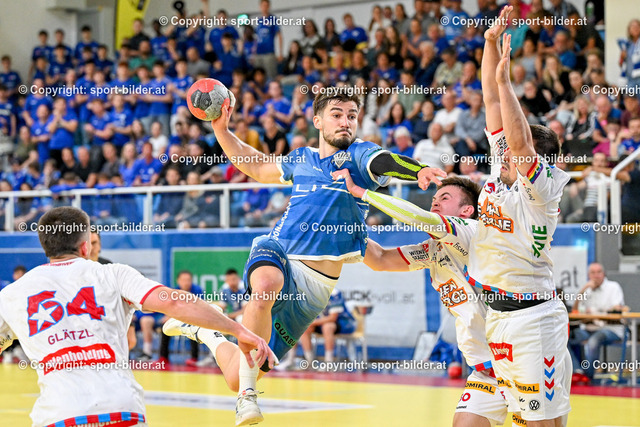AUT, HLA, HC Linz AG vs Fivers WAT Margareten | 21.05.2024, Sporthauptschule Linz-Kleinmuenchen, AUT, HLA, HC Linz AG vs Fivers WAT Margareten, im Bild Mislav Grgic (Linz) vs Thomas Sturz (WAT Fivers), Marin Martinovic (WAT Fivers)


// HLA, Handball Liga Austria Match between HC Linz AG vs Fivers WAT Margareten in Linz, Austria on 2024/05/21