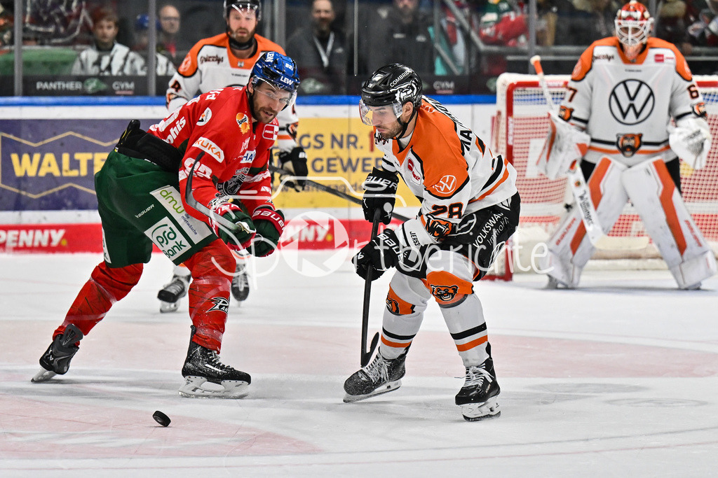 Augsburger Panther - Grizzlys Wolfsburg | Im Duell Alexandre GRENIER (Augsburger Panther 82) und Jimmy MARTINOVIC (Grizzlys Wolfsburg 28) / Zweikampf / DEL: Augsburger Panther - Grizzlys Wolfsburg; Curt Frenzel Stadion am 10.10.2025