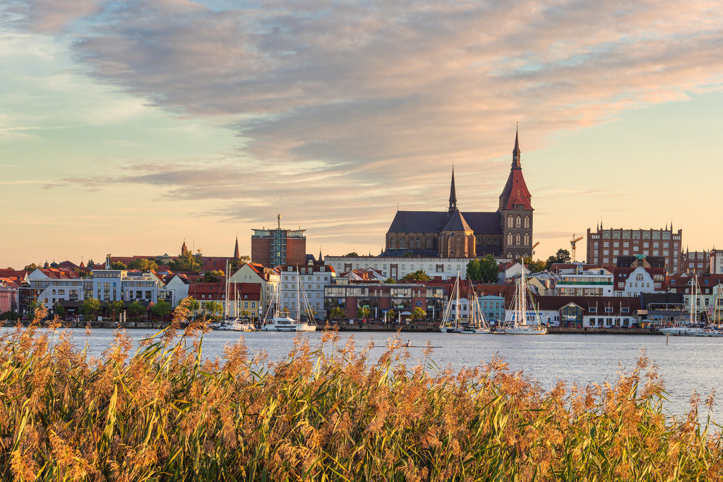 Blick über die Warnow auf die Hansestadt Rostock am Abend | Blick über die Warnow auf die Hansestadt Rostock am Abend.