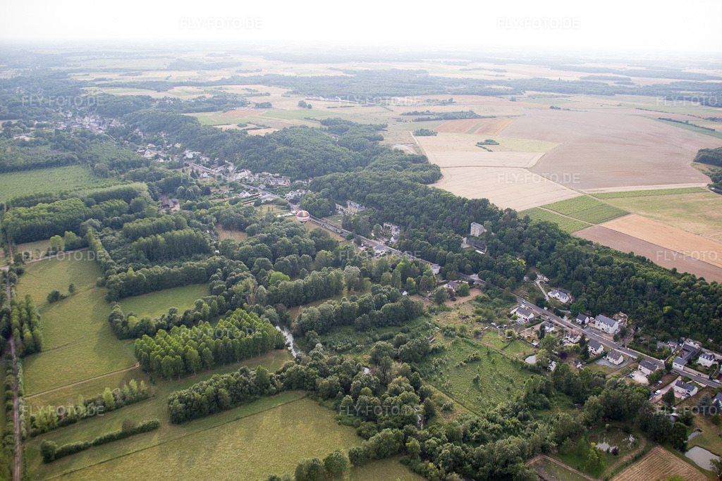 Luftbild: Heißluftballon Start vor dem Château de Perreux in Nazelles-Negron in Nazelles-Négron im Bundesland Indre-et-Loire in Frankreich. Foto: IMG_082312.jpg vom 20.06.2015 durch Werner Riehm/FLY-FOTO.de