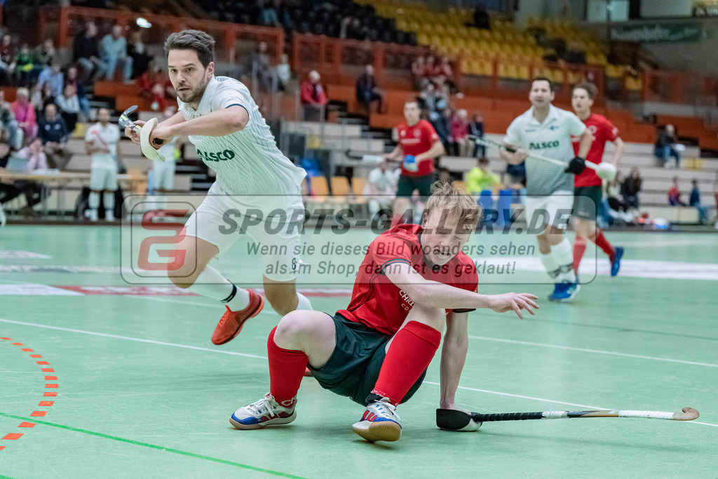 HK_20231216_107419 | 1. Bundesliga Herren  Crefelder HTC - Blau Weiß Köln am 16.12.2023 Sporthalle Glockenspitz, Krefeld , Joshua Delarber ( Blau Weiß Köln #8 ) , Lenjo Tappert ( Crefelder HTC #11 )