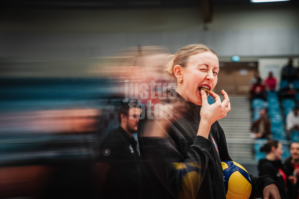 Volleyball | Frauen | Saison 2025/2026 | Volleyball Bundesliga | ETV Hamburger Volksbank Volleys vs. VfB Suhl LOTTO Thüringen | 07.03.2026 | Leonie Körtzinger (#7, ETV Hamburger Volksbank Volleys) isst einen Snack vor dem Spiel Linsenfilter