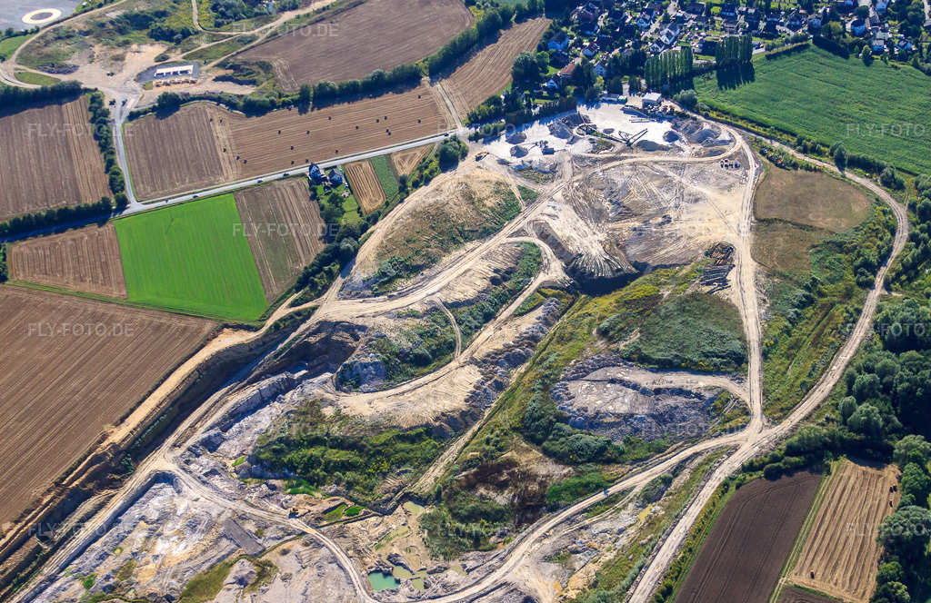 Luftbild: Tongrube der Kettiger Thonwerke - Grube Lantershofen im Ortsteil Beller in Grafschaft im Bundesland Rheinland-Pfalz in Deutschland.Foto: IMG_44536.jpg vom 20.08.2011 durch Werner Riehm/FLY-FOTO.deAuflösung des Originals: 4065 x 2636 pxWWW.KETTIGER.DE