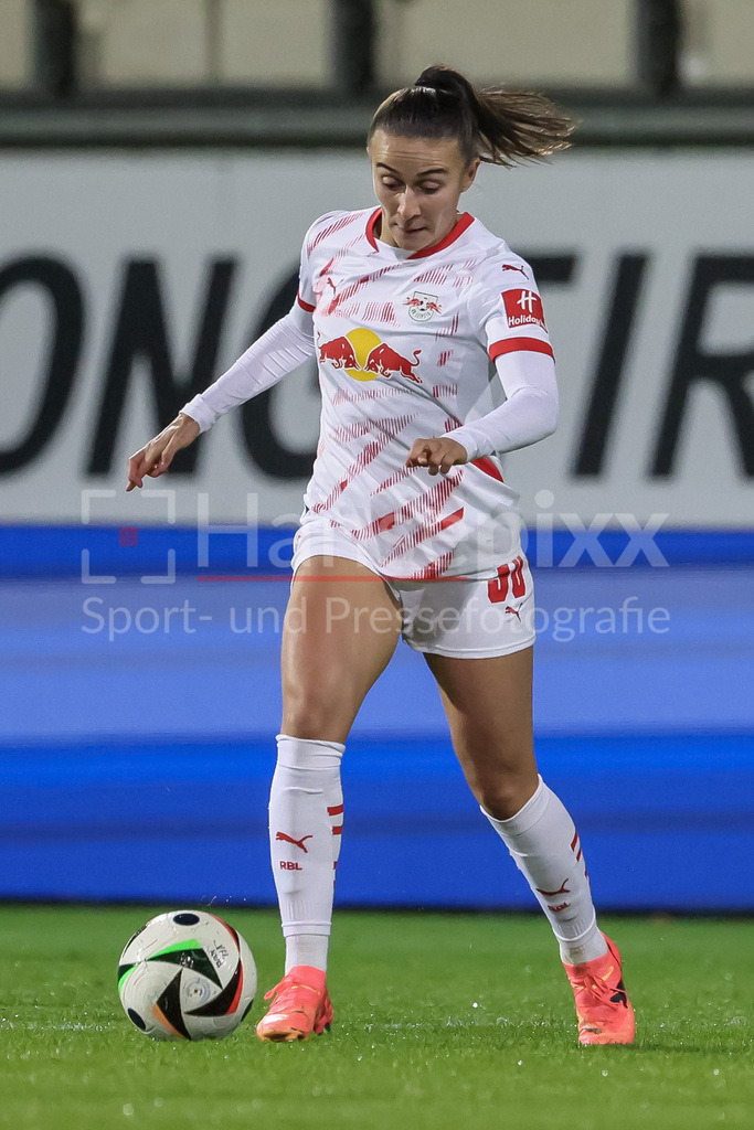 Fussball, Google Pixel Frauen-Bundesliga, VfL Wolfsburg - RB Leipzig | v.li.: Lara Marti (RB Leipzig, 30) am Ball, Freisteller, Einzelbild, Ganzkörper, Aktion, Action, Spielszene, DIE DFB-RICHTLINIEN UNTERSAGEN JEGLICHE NUTZUNG VON FOTOS ALS SEQUENZBILDER UND/ODER VIDEOÄHNLICHE FOTOSTRECKEN. DFB REGULATIONS PROHIBIT ANY USE OF PHOTOGRAPHS AS IMAGE SEQUENCES AND/OR QUASI-VIDEO.