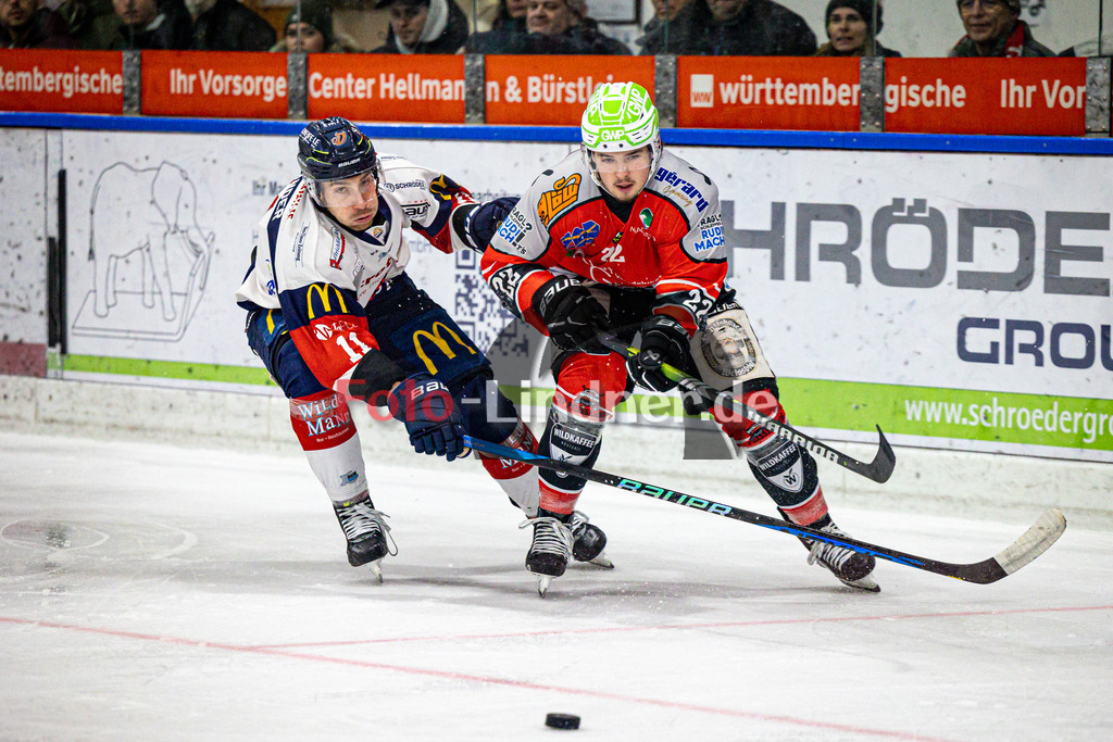 TSV Peißenberg MINERS gegen VfE Ulm/Neu Ulm DEVILS | Eishockey Bayernliga Herren Vorrunde 2024/25, TSV Peißenberg MINERS gegen VfE Ulm/Neu Ulm DEVILS, 20250105,Zweikampf zwischen Felix ANWANDER (DEVILS 11) und Sinan ONDÖRTOGLU (MINERS 22),2025-01-05 in Peißenberg (Eisstadion Peißenberg)Felix ANWANDER (DEVILS 11), Sinan ONDÖRTOGLU (MINERS 22)Copyright: WolfgangxLindner foto-lindner.de