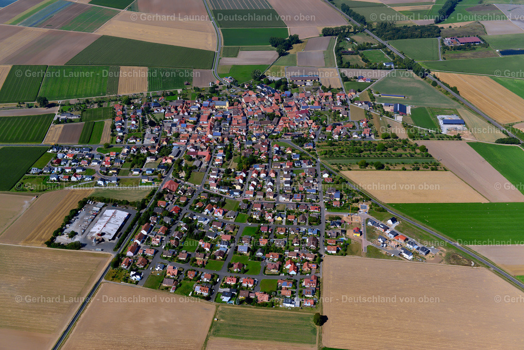 3650277 | OBERPLEICHFELD 31.08.2016 Ortsansicht am Rande von landwirtschaftlichen Feldern und Nutzflächen  in Oberpleichfeld im Bundesland Bayern, Deutschland // Village view on the edge of agricultural fields and land  in Oberpleichfeld in the state Bavaria, Germany Foto: Gerhard Launer