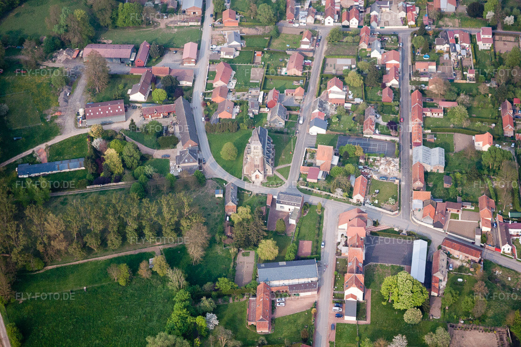 Luftbild: Ortsansicht in Courcelles-le-Comte im Bundesland Pas-de-Calais in Frankreich. Foto: IMG_40081.jpg vom 17.04.2011 durch Werner Riehm/FLY-FOTO.de