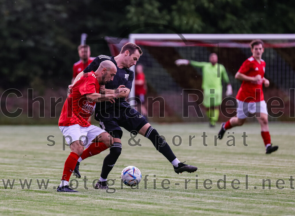 2023-08-25_015_FC_Finsing_gegen_FC_Lengdorf | Finsing, Deutschland, 25.08.2023:
Fußball, Kreisliga 2023 / 2024, 6. Spieltag, FC Finsing gegen FC Lengdorf, Endergebnis: 5:0

Gianfranco Soave (FC Lengdorf, #8), Andre Huber (FC Finsing, #9)

Foto: Christian Riedel / fotografie-riedel.net
