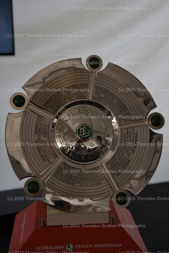 Season opening 16.08.2019 Football Women league | Talk round before the season opening 16.08.2019 Football Women league in Frankfurt Germany. 

Image: champions cup 2019 2020 female football Germany - Realisiert mit Pictrs.com