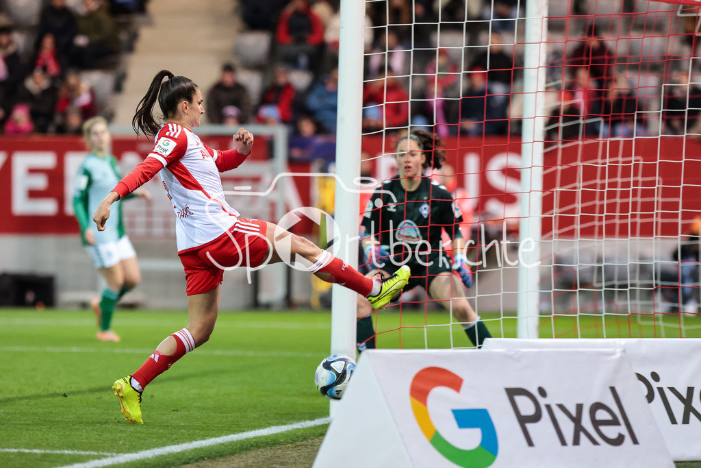 FC Bayern München Frauen - SV Werder Bremen Frauen | Torchance fuer Jovana DAMNJAVOVIC (FCB #9) / torschuss /