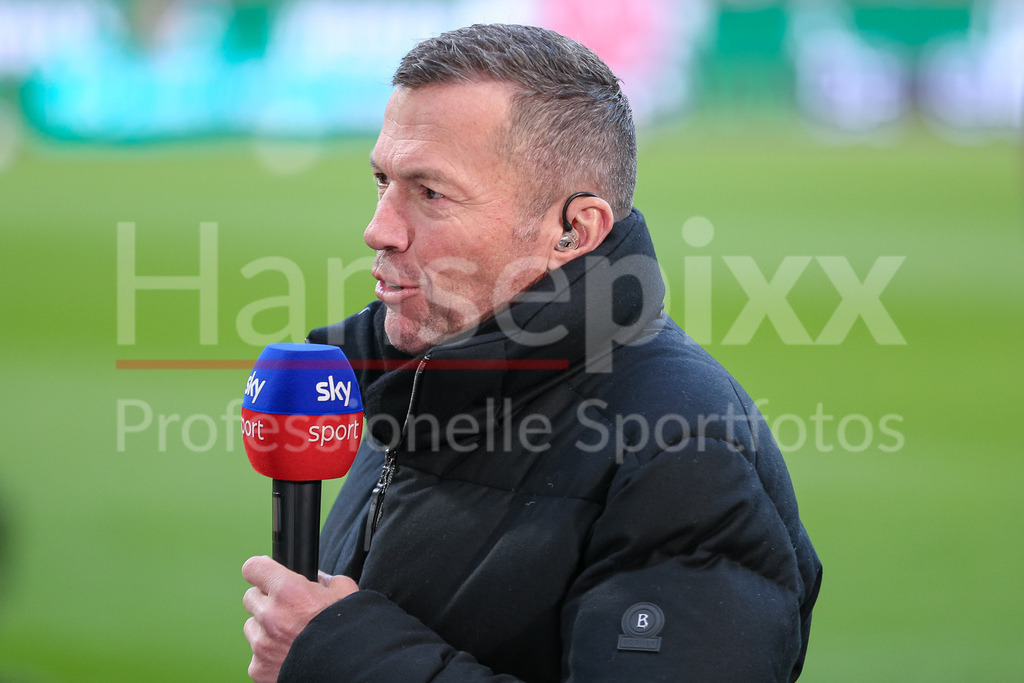 Fussball, Bundesliga, SV Werder Bremen - Borussia Dortmund | v.li.: Sky TV-Experte, Experte Lothar Matthäus beim Interview, TV, Fernsehen, Mikrofon, Portrait, Nahaufnahme, Einzelfoto, Einzelbild, DIE DFL-RICHTLINIEN UNTERSAGEN JEGLICHE NUTZUNG VON FOTOS ALS SEQUENZBILDER UND/ODER VIDEOÄHNLICHE FOTOSTRECKEN. DFL REGULATIONS PROHIBIT ANY USE OF PHOTOGRAPHS AS IMAGE SEQUENCES AND/OR QUASI-VIDEO.
