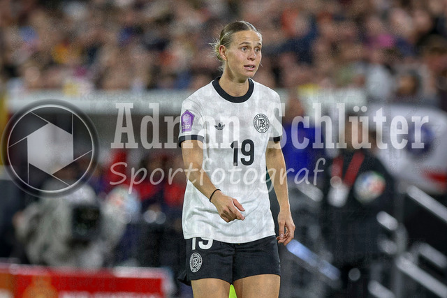 Deutschland vs Frankreich - Halbfinale - UEFA Women's Nations League | Düsseldorf, Deutschland, 24.10.25:   Klara Bühl ( Deutschland ) schaut waehrend des Halbfinals der UEFA Women's Nations League zwischen Deutschland vs Frankreich in der Merkur-Spiel-Arena(Foto von Brauer-Fotoagentur / Adrian Schlueter)