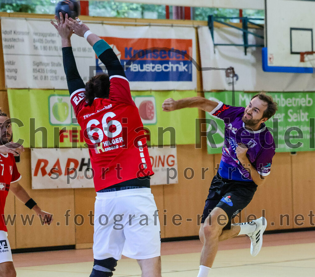 2023-10-21_004_SpVgg_Altenerding_III_gegen_TSV_Taufkirchen-Vils | Erding, Deutschland, 21.10.2023:
Handball, Bezirksklasse Männer Staffel Ost 2023 / 2024, 4. Spieltag, SpVgg Altenerding III gegen TSV Taufkirchen/Vils, Endergebnis: 27:32

Patrick Mühlenbeck (TSV Taufkirchen/Vils, #66), Thomas Peteranderl (SpVgg Altenerding, #22)

Foto: Christian Riedel / fotografie-riedel.net