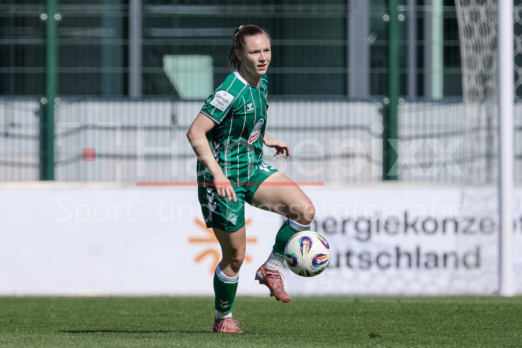 Fussball, Google Pixel Frauen-Bundesliga, RB Leipzig - SV Werder Bremen | Michelle Weiß (SV Werder Bremen, 15) am Ball, Freisteller, Einzelbild, Ganzkörper, Aktion, Action, Spielszene, DIE DFB-RICHTLINIEN UNTERSAGEN JEGLICHE NUTZUNG VON FOTOS ALS SEQUENZBILDER UND/ODER VIDEOÄHNLICHE FOTOSTRECKEN. DFB REGULATIONS PROHIBIT ANY USE OF PHOTOGRAPHS AS IMAGE SEQUENCES AND/OR QUASI-VIDEO.