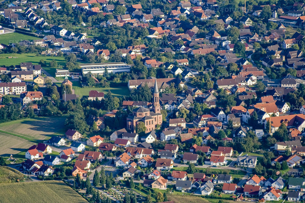Luftbild: Kirche Rheinbischofsheim im Ortsteil Rheinbischofsheim in Rheinau im Bundesland Baden-Württemberg in Deutschland. Foto: IMG_8147.jpg vom 15.09.2007 durch Werner Riehm/FLY-FOTO.de