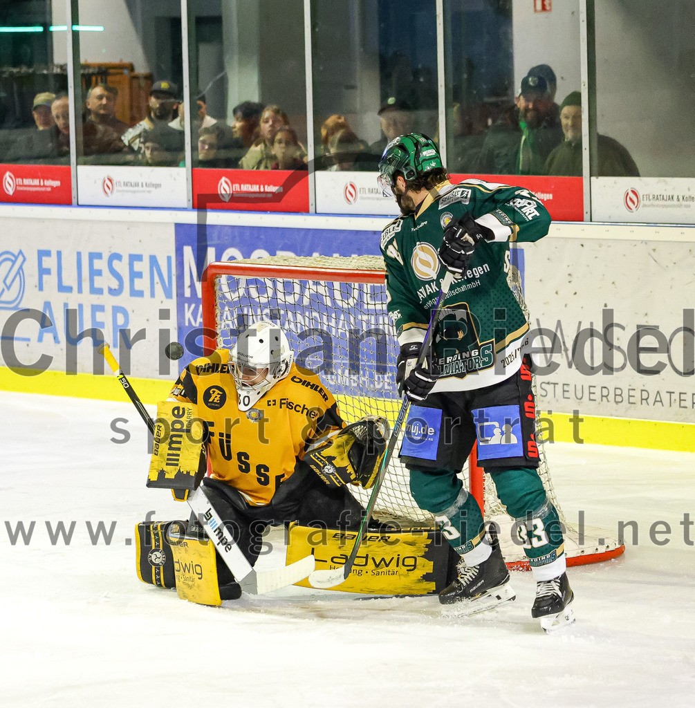 2026-02-27_114_TSV_Erding_gegen_EV_Fuessen | Erding, Deutschland, 27.02.2026:Eishockey, Oberliga Süd 2025 / 2026, 51. Spieltag, TSV Erding gegen EV Füssen, Endergebnis: 2:4Torwart Timotej Pancur (EV Füssen, #30), Marc Schmidpeter (Erding Gladiators, #33)Foto: Christian Riedel / fotografie-riedel.net