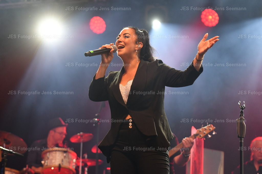 2026_Deborah Lee und the news_One Moment time Whitney Houston__0606 | Fotograf Jens Seemann - Realisiert mit Pictrs.com