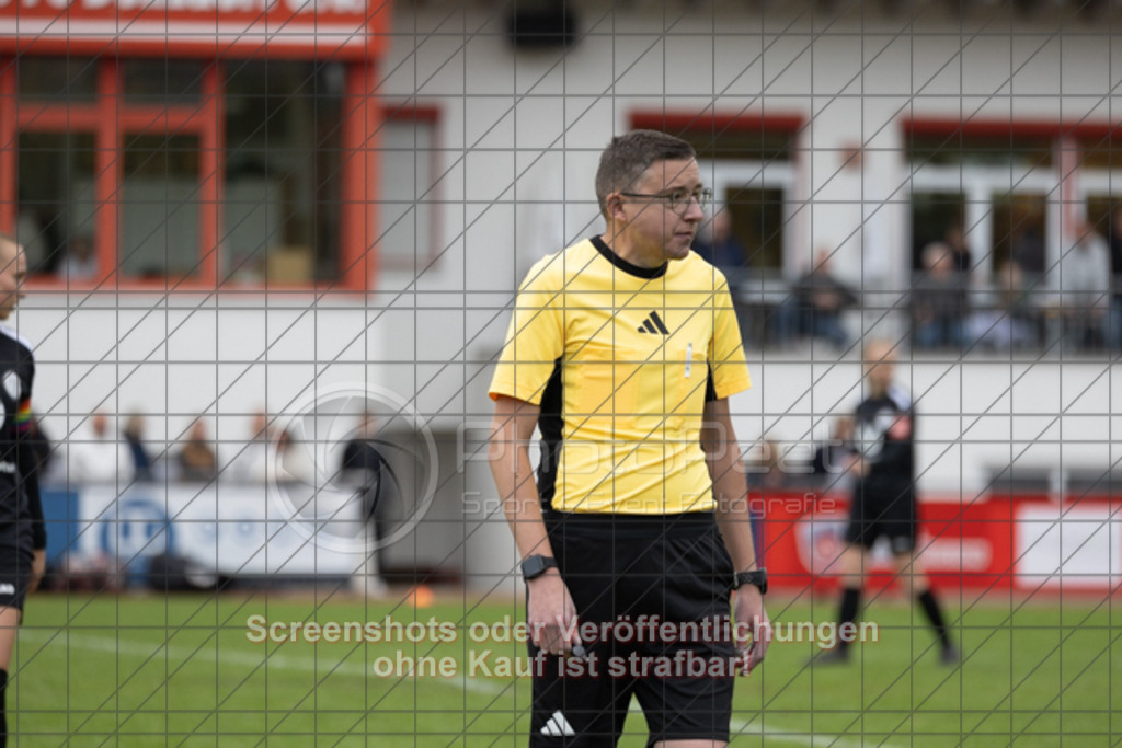 20251012_131026_0221 | #,1.FC Donzdorf (schwarz) vs. VfB Stuttgart II (rot), Fussball, Frauen-Verbandsliga Württemberg, 05. Spieltag, Saison 2025/2026, Rasenplatz Lautertal Stadion, Süßener Straße 16, 73072 Donzdorf, 12.10.2025 - 13:00 Uhr,Foto: PhotoPeet-Sportfotografie/Peter Harich