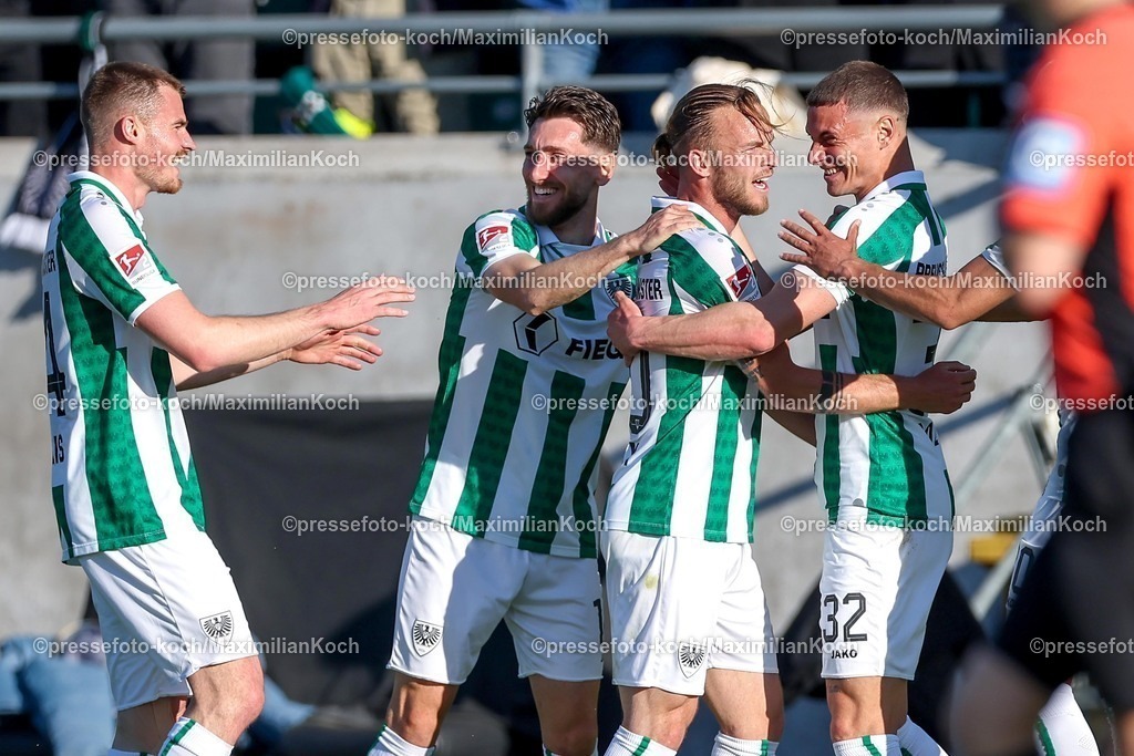 SCP09052501050 | 09.05.2025, Fußball, Preußen Münster - Hertha BSC, 2. Fußball Bundesliga, 33. Spieltag, Preußenstadion, Saison 2024 2025: Torjubel nach dem Tor zum 1:0 durch Torschütze Jorrit Hendrix (Preussen Muenster #20) DFB regulations prohibit any use of photographs as image sequences and or quasi-video.