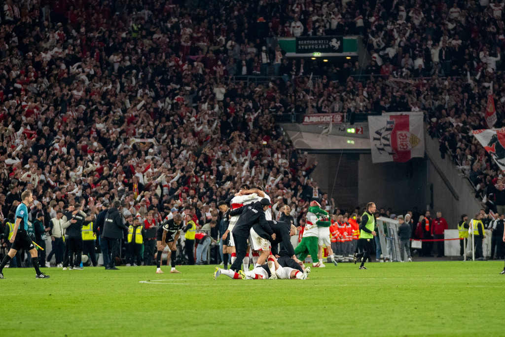 VfB Stuttgart vs. SC Freiburg, Fussball, DFB-Pokal, Halbfinale, 23.04.2026 | VfB Spieler freuen sich ueber den Sieg,VfB Stuttgart vs. SC Freiburg, Fussball, DFB-Pokal, Halbfinale, 23.04.2026DFB regulations prohibit any use of photographs as image sequences and/or quasi-video