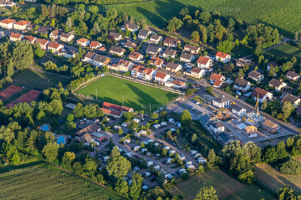 Luftbild: Camping im Klingbachtal im Ortsteil Ingenheim in Billigheim-Ingenheim im Bundesland Rheinland-Pfalz in Deutschland. Foto: IMG_133696.jpg vom 18.07.2022 durch Werner Riehm/FLY-FOTO.deStarten – CAMPING IM KLINGBACHTAL