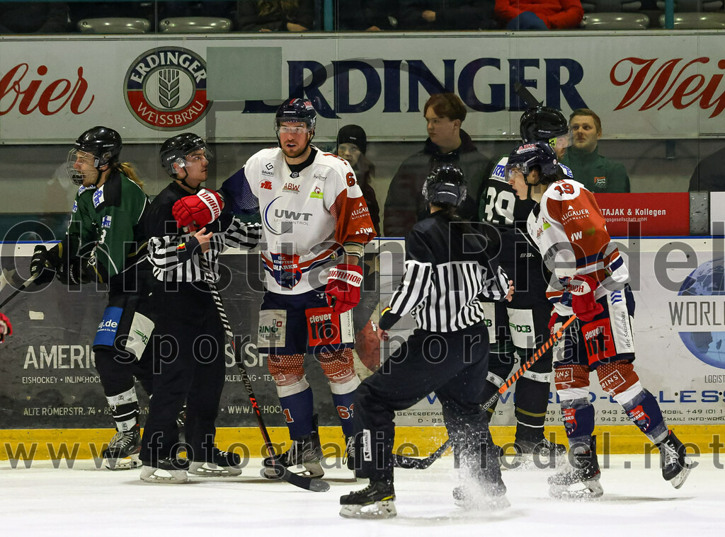 2023-03-03_081_TSV_Erding_gegen_ESC_Kempten | Erding, Deutschland, 03.03.2023:
Eishockey, Bayernliga Playoffs 2022 / 2023, Viertelfinale, TSV Erding gegen ESC Kempten, Endergebnis: 9:3

Michael Franz (Erding Gladiators, #13), Thomas Plihal (Erding Gladiators, #39), Raphael Gosselin (ESC Kempten, #19)

Foto: Christian Riedel / fotografie-riedel.net