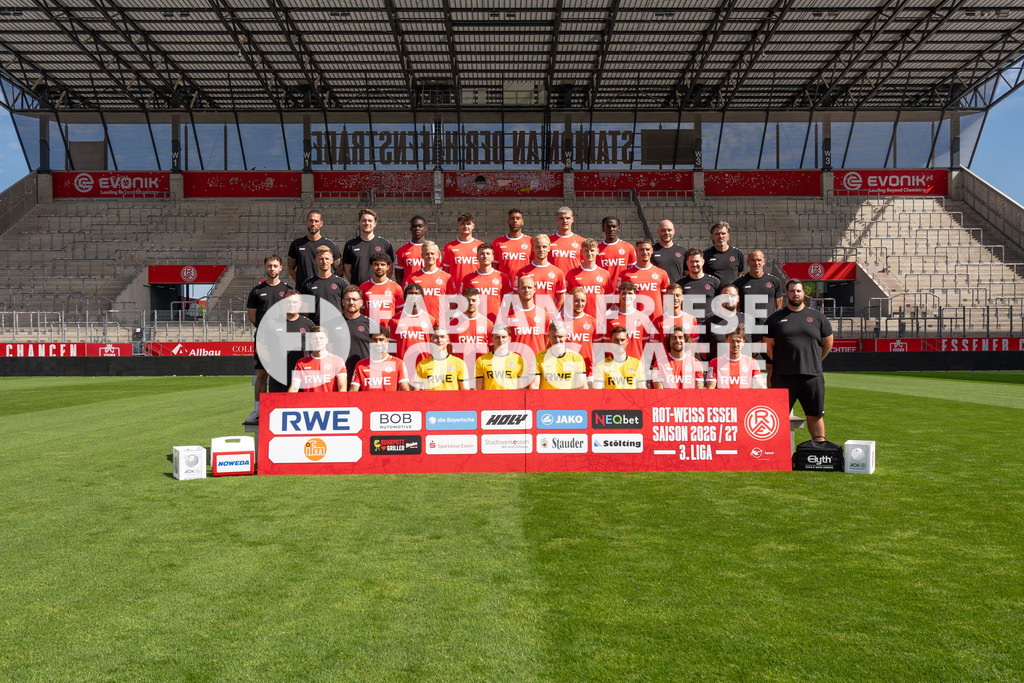 Rot-Weiss Essen; 3. Liga, Portraettermin 2026/2027, MannschaftsfotoHintere Reihe (v.l.n.r.): Manuel Lenz, Tobias Schmidt, James Gnagnon, Jaka Cuber Potocnik, Ruben Reisig, Marek Janssen, Franci Bouebari, Matthias Gesenhues, Carsten Wolters.3. Reihe ( | Rot-Weiss Essen; 3. Liga, Portraettermin 2026/2027, MannschaftsfotoHintere Reihe (v.l.n.r.): Manuel Lenz, Tobias Schmidt, James Gnagnon, Jaka Cuber Potocnik, Ruben Reisig, Marek Janssen, Franci Bouebari, Matthias Gesenhues, Carsten Wolters.3. Reihe (v.l.n.r.): Aaron Beißwenger, Dominik Ernst, Aiman Dardari, Janne Sietan, Semir Telalovic, Ben Hüning, Gianluca Swajkowski, Luca Bazzoli, Niklas Trottenberg, Joerg Mikoleit.2. Reihe (v.l.n.r.): Uwe Koschinat, Paul Freier, Dickson Abiama, Jannik Hofmann, Lucas Brumme, Tony Menzel, Max Geschwill, Marvin Obuz, Dominik Goetz, Alexander Dolls.Vordere Reihe (v.l.n.r.): Michael Kostka, Ekin Celebi, Romero Gerres, Felix Wienand, Jakob Golz, Malte Bruening, Jose Enrique Rios Alonso, Noah Pesch.Foto: Eibner-Pressefoto/Fabian Friese - Realisiert mit Pictrs.com