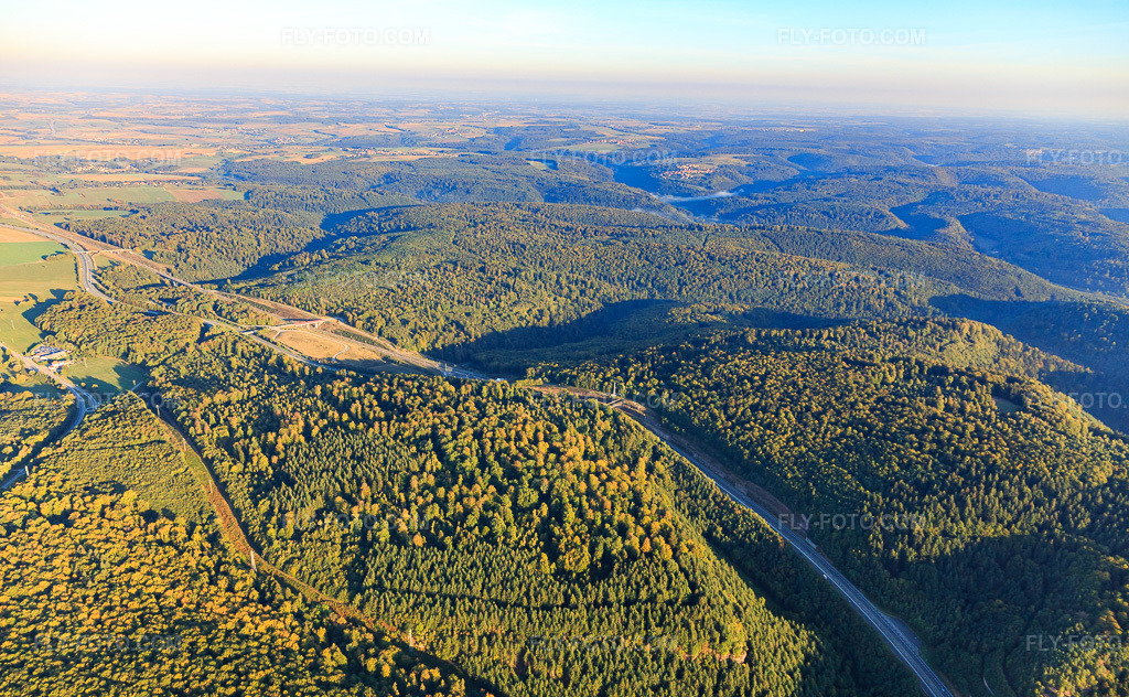 Aerial view: Route of the Autorout de l'Est A4 across the Vosges Mountains in Eckartswiller in the state Bas-Rhin, France. – Photo: IMG_111673.jpg taken on 09/16/2018 by Werner Riehm/FLY-FOTO.com – Resolution of the original: 5472 x 3379 px