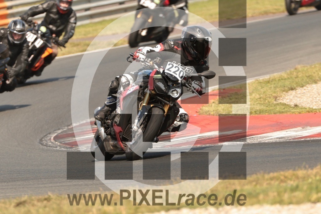 0220-20250814_10967 | Schöne Erinnerungen an spannende Momente - das festzuhalten ist unser Job. PIXELrace.de ist seit 2003 auf den Rennstrecken Europas unterwegs um die Action draußen beim Fahren und die wunderbare Stimmung imm Fahrerlager für euch einzufangen.