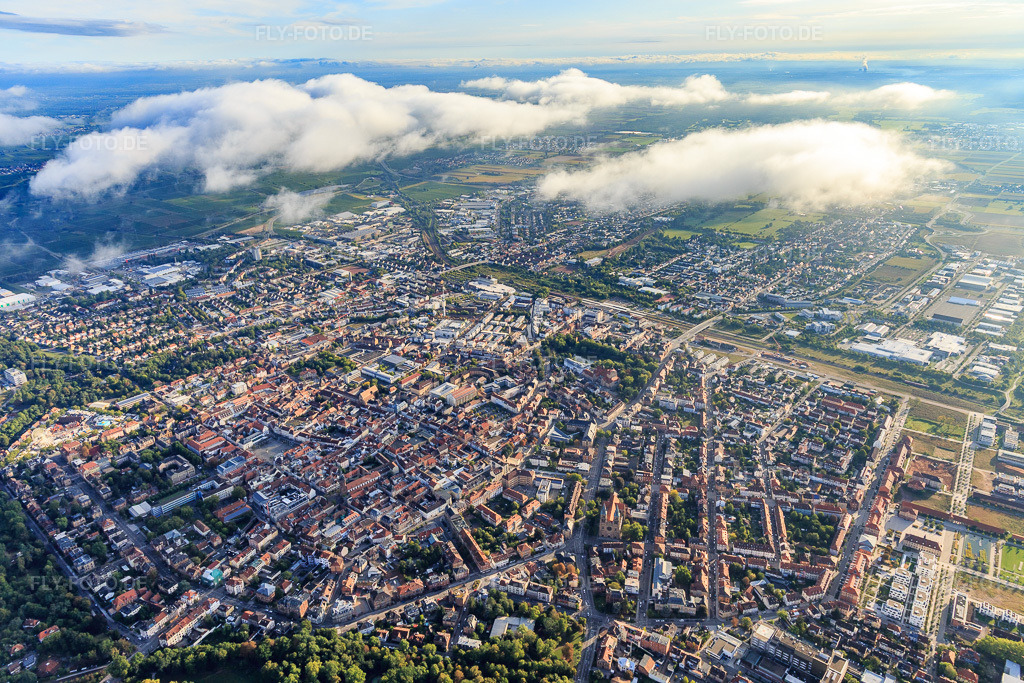 Luftbild: Stadtansicht unter Wolken aus Südwesten in Landau in der Pfalz im Bundesland Rheinland-Pfalz in Deutschland. Foto: IMG_103348.jpg vom 10.09.2017 durch Werner Riehm/FLY-FOTO.de