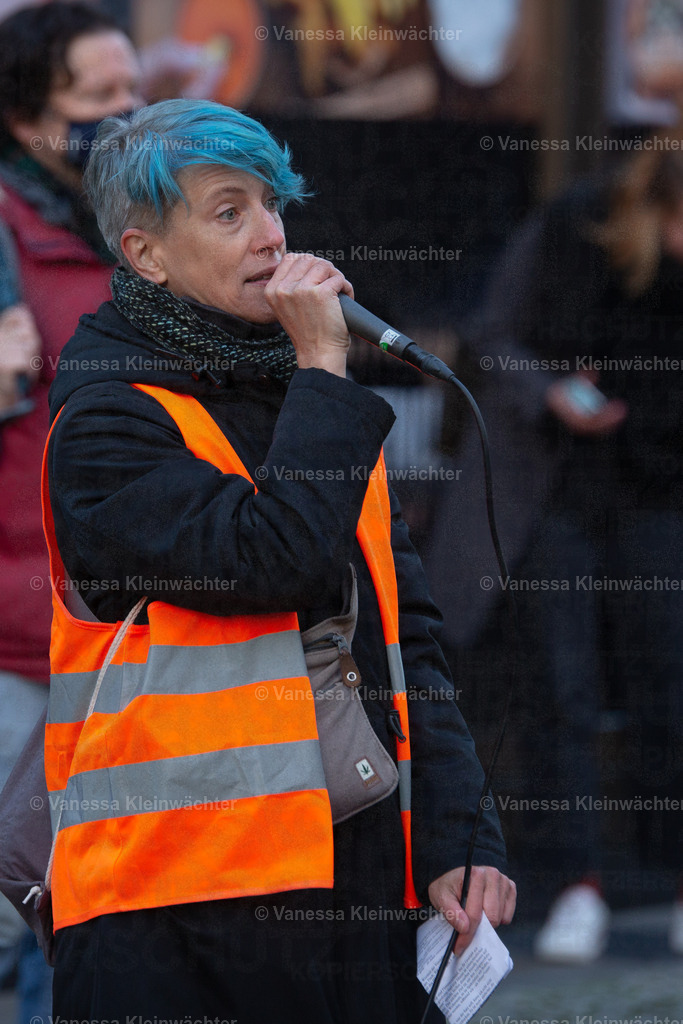 201120 StopHeimstaden MindSpace-19 | Mit Musik und einer "Wall of shame" aus Umzugskartons fordern Mieter*innen der von Heimstaden gekauften Häuser am 20.11.2020 vorm Büro des Schwedischen Immobilien-Investors die Ausübung des städtischen Vorkaufsrechts. - Realisiert mit Pictrs.com