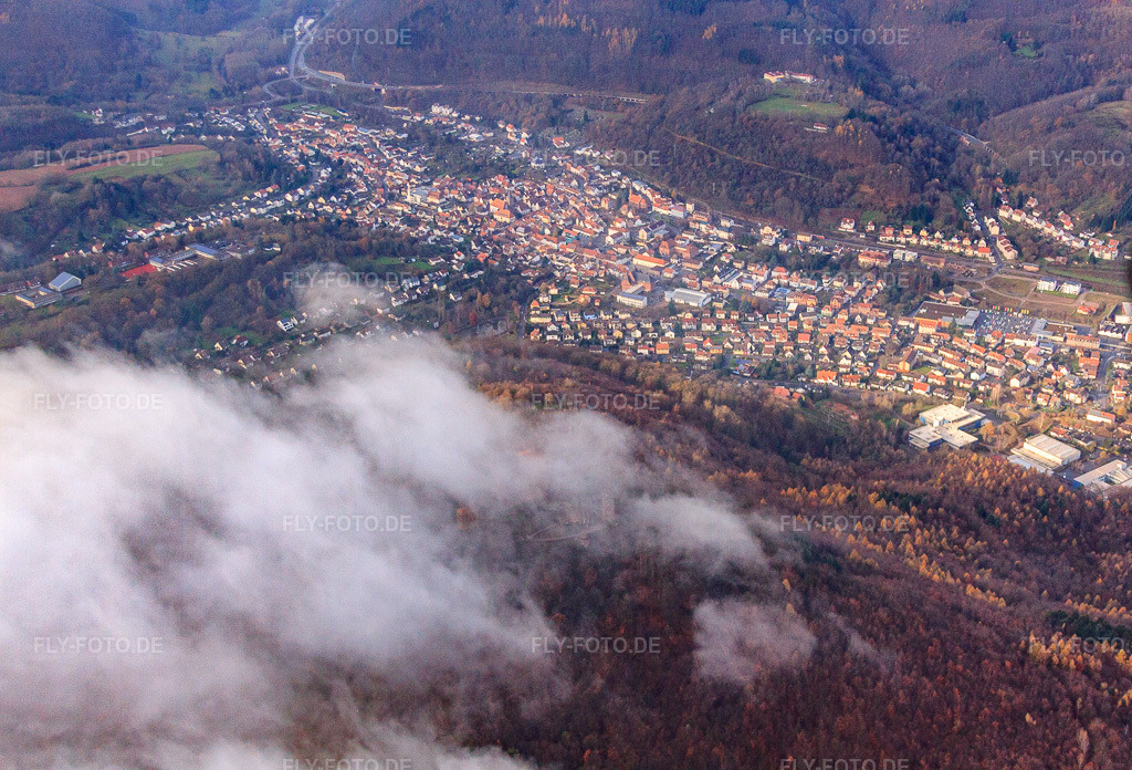 Luftbild: Ortsansicht von Südosten in Annweiler am Trifels im Bundesland Rheinland-Pfalz in Deutschland. Foto: IMG_61179.jpg vom 30.11.2013 durch Werner Riehm/FLY-FOTO.deAuflösung des Originals: 4658 x 3168 px