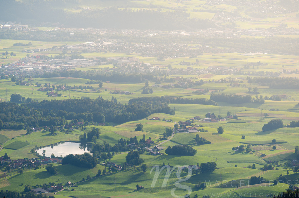 Blick über DIttligsee im Gürbetal und Stockental | Die ideale Geschenkidee für Naturliebhaber. Naturbilder von Marcel Gross Photography für ihr Zuhause in den verschiedensten Formaten und Materialien. - Realisiert mit Pictrs.com
