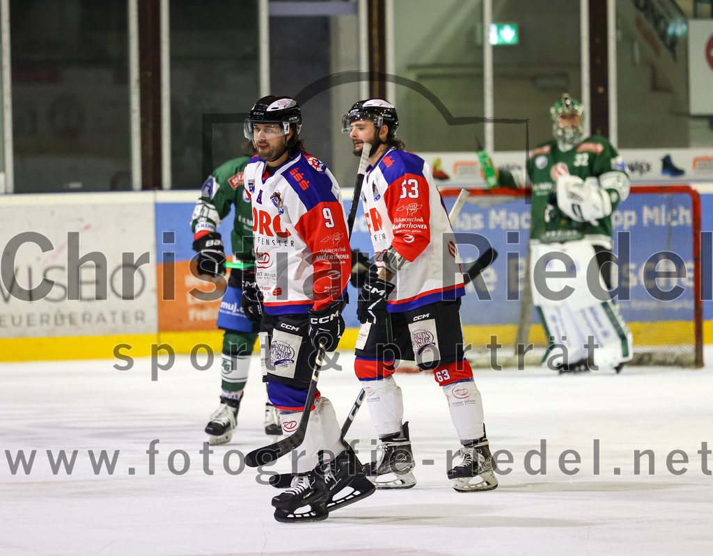 2023-11-03_132_TSV_Erding_gegen_ESC_Dorfen | Erding, Deutschland, 03.11.2023:
Eishockey, Bayernliga Vorrunde 2023 / 2024, 6. Spieltag, TSV Erding gegen ESC Dorfen, Endergebnis: 11:3

Thomas Vrba (ESC Dorfen, #9), Michal Popelka (ESC Dorfen, #63)

Foto: Christian Riedel / fotografie-riedel.net