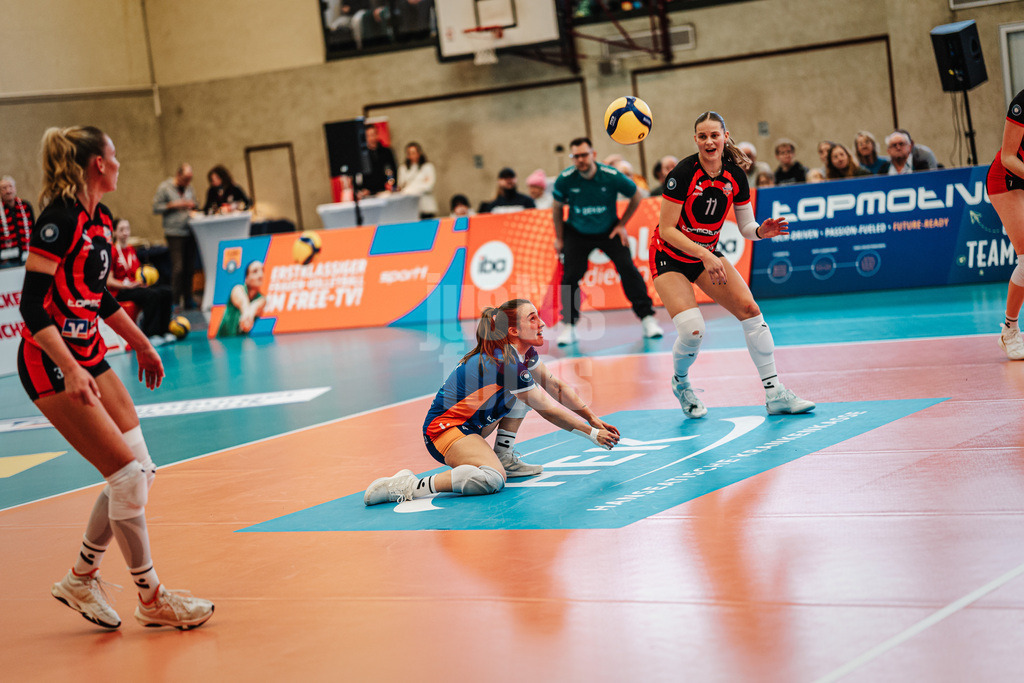 Volleyball | Frauen | Saison 2025/2026 | Volleyball Bundesliga | ETV Hamburger Volksbank Volleys vs. Schwarz-Weiß Erfurt | 15.02.2026 | Sarah Stiriz (#4, ETV Hamburger Volksbank Volleys) nimmt den Ball an