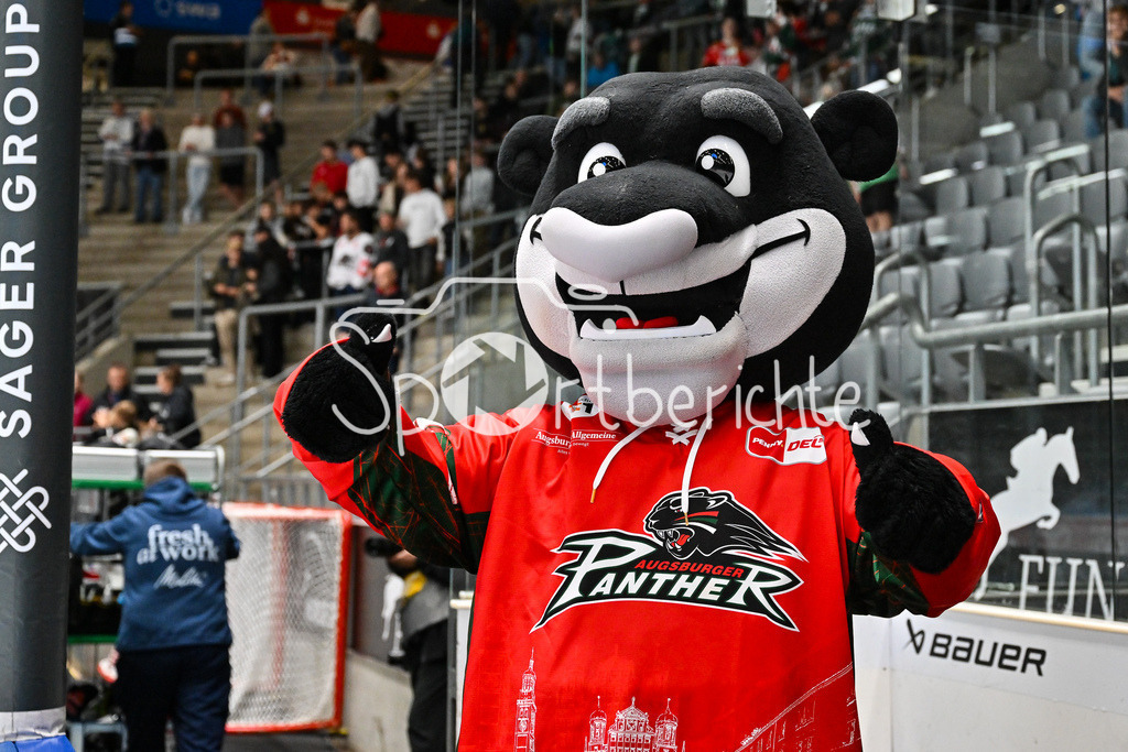 Augsburger Panther - Iserlohn Roosters | Die Augsburger Panther feiern zusammen mit ihren Fans den Heimsieg gegen Iserlohn / Penny DEL: Augsburger Panther - Iserlohn Roosters; Curt Frenzel Stadion am 21.09.2025 / im Bild DATSCHI