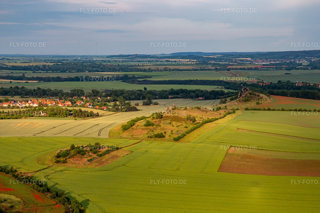 Luftbild: Teufelsmauer Mittelsteine im Ortsteil Weddersleben in Thale im Bundesland Sachsen-Anhalt in Deutschland. – Foto: IMG_136440.jpg vom 16.06.2023 durch Werner Riehm/FLY-FOTO.de – Auflösung des Originals: 4966 x 3311 px – Harz - Ausflugsziele, Sehensw\xfcrdigkeiten und Freizeittipps f\xfcr Urlaub und Freizeit in der Harz - Region
