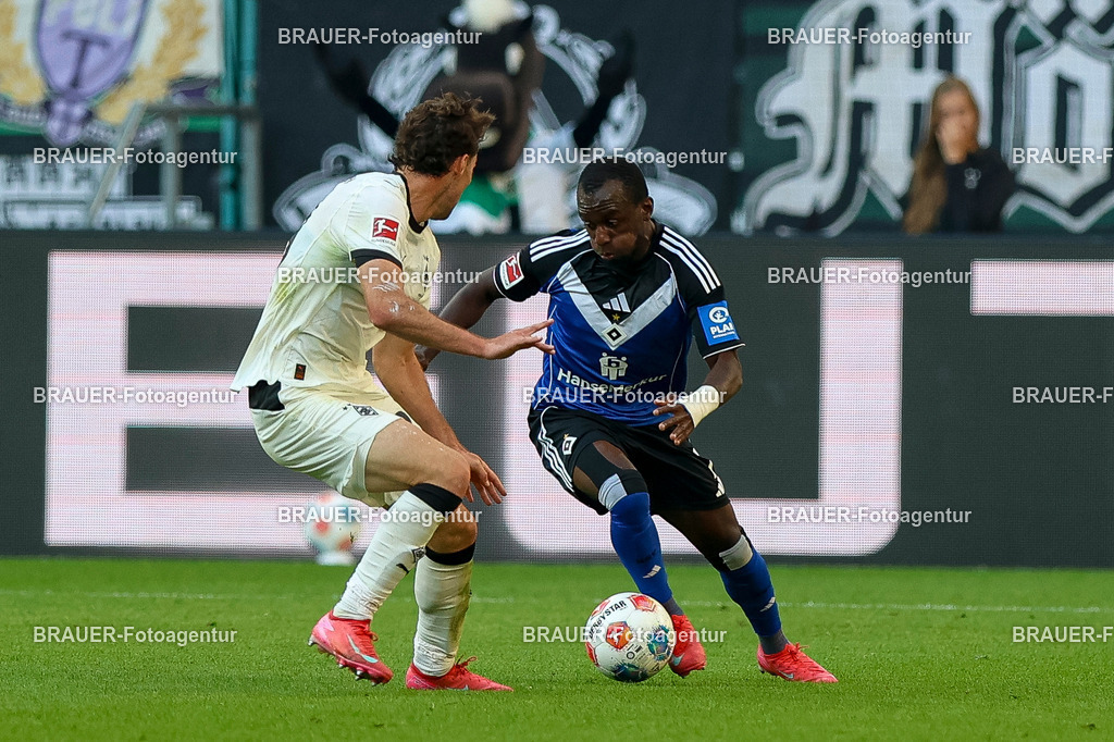 Borussia Mönchengladbach vs Hamburger SV - Bundesliga  | Mönchengladbach, Deutschland, 24.08.25:   Joseph Michael Scally (Borussia Mönchengladbach) und Jean-Luc Dompe (Hamburger SV) im Kampf um den Ball waehrend des Spiels der Bundesliga zwischen Borussia Mönchengladbach vs Hamburger SV im Stadion im Borussia Park(Foto von Brauer-Fotoagentur / Adrian Schlueter)