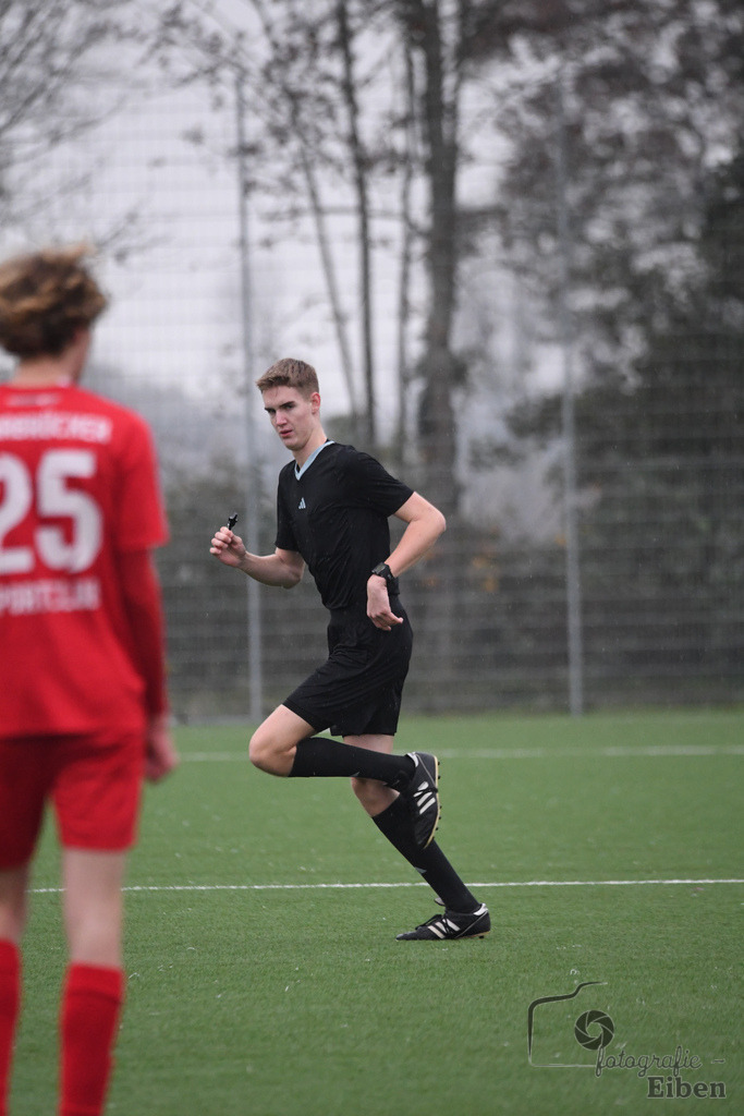 JFV Edewecht-Osnabrücker SC | C-Jugend Landesliga; JFV Edewecht (grün)-Osnabrücker SV (rot) am 18.11.2023; in Edewecht (Sportanlage Göhlenweg), Photo: Philip Eiben 2023 - Realisiert mit Pictrs.com
