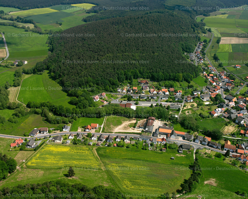 2615499 | RUHLKIRCHEN 09.06.2006 Landwirtschaftliche Nutzflächen und Feldgrenzen  umsäumen das Siedlungsgebiet des Dorfes in Ruhlkirchen im Bundesland Hessen, Deutschland // Agricultural land and field boundaries surround the settlement area of the village  in Ruhlkirchen in the state Hesse, Germany Foto: Gerhard Launer