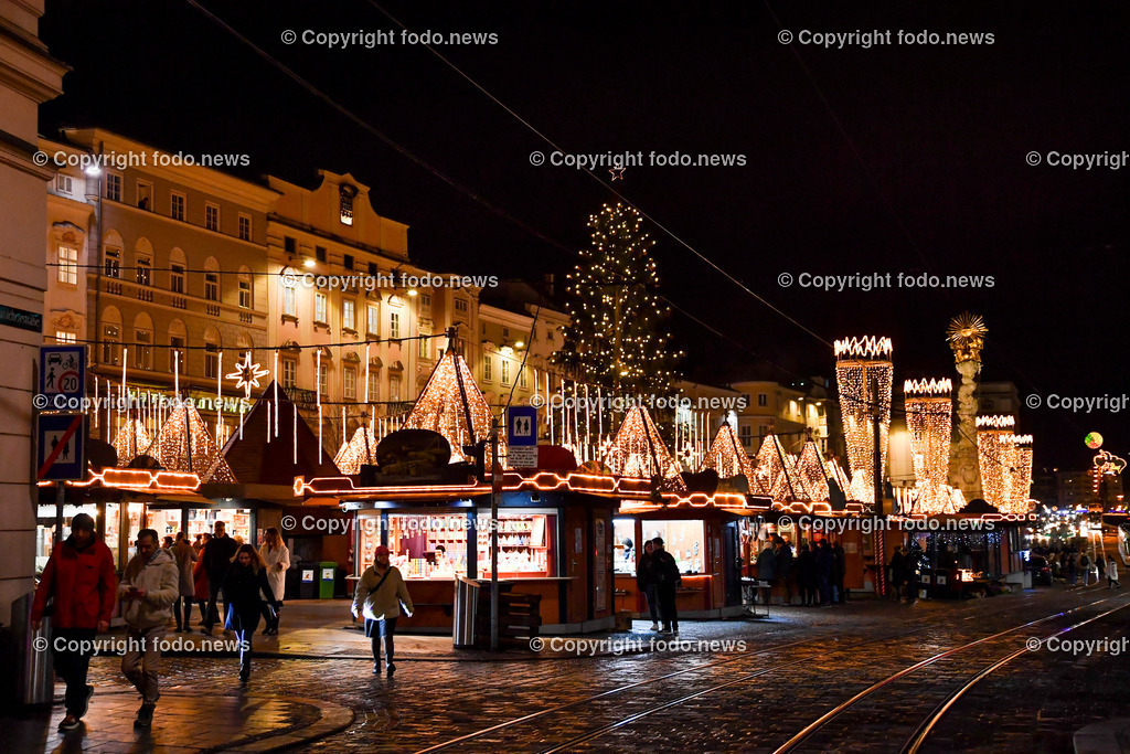 Christkindlmarkt_ Hauptplatz Linz_ 23.11.2022-1 | 23.11.2022, Linz, AUT, Christkindlmarkt, Hauptplatz Linz, Weihnachtsdekoration, im Bild Christkindlmarkt, Hauptplatz Linz, Huetten, Standln